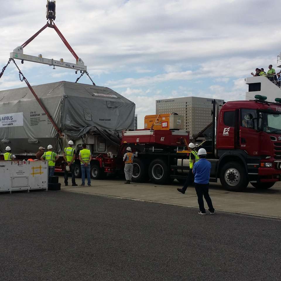 吊装白色定制专用拖车 - 扬州市伏尔坎机械制造有限公司